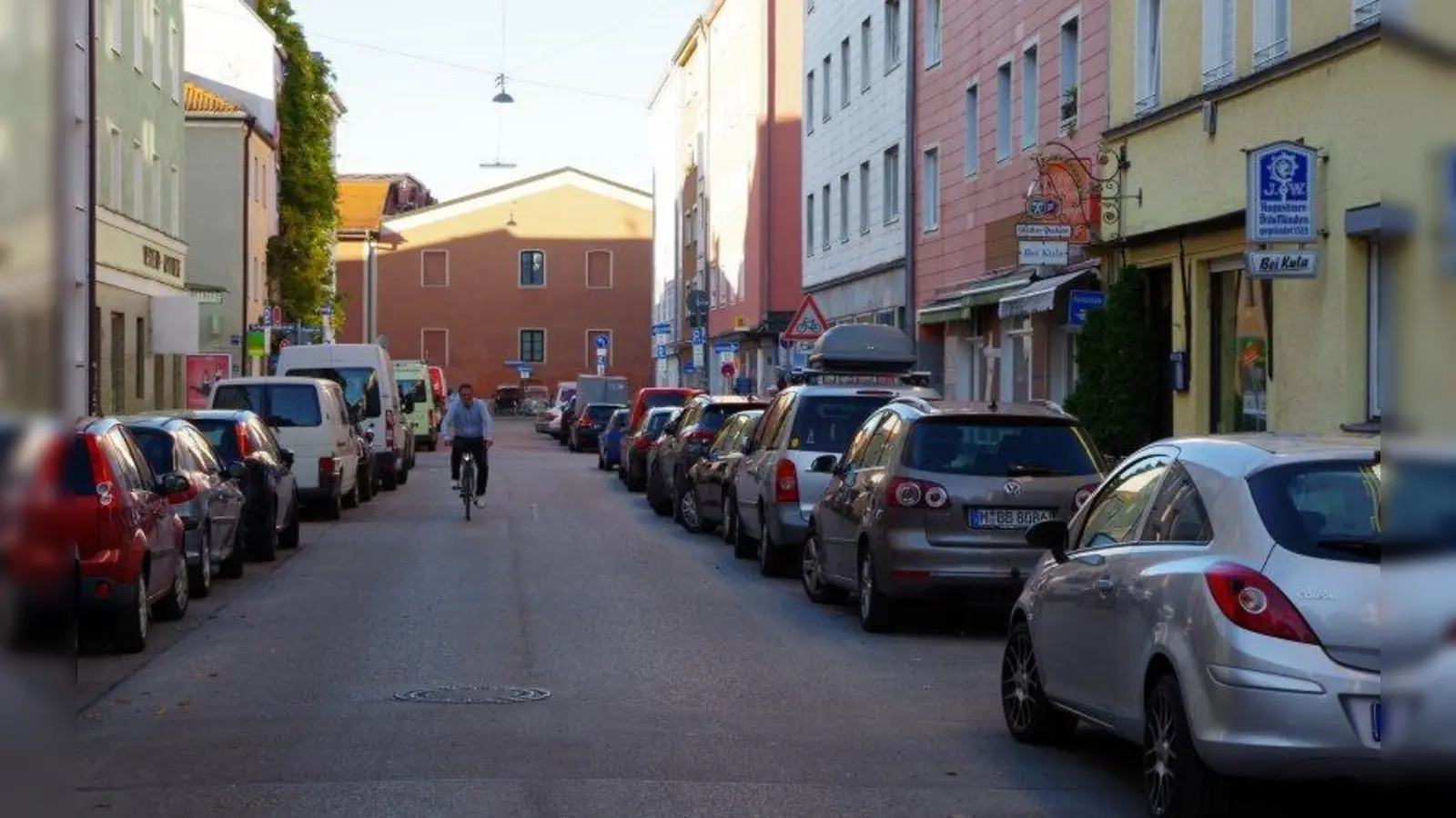 Kein Baum weit und breit!  Allein die bepflanzte Hausfassade in der Ligsalzstraße 8 sorgt für etwas Grün im Straßenabschnitt zwischen Schwanthaler- und Westendstraße. (Foto: kö)