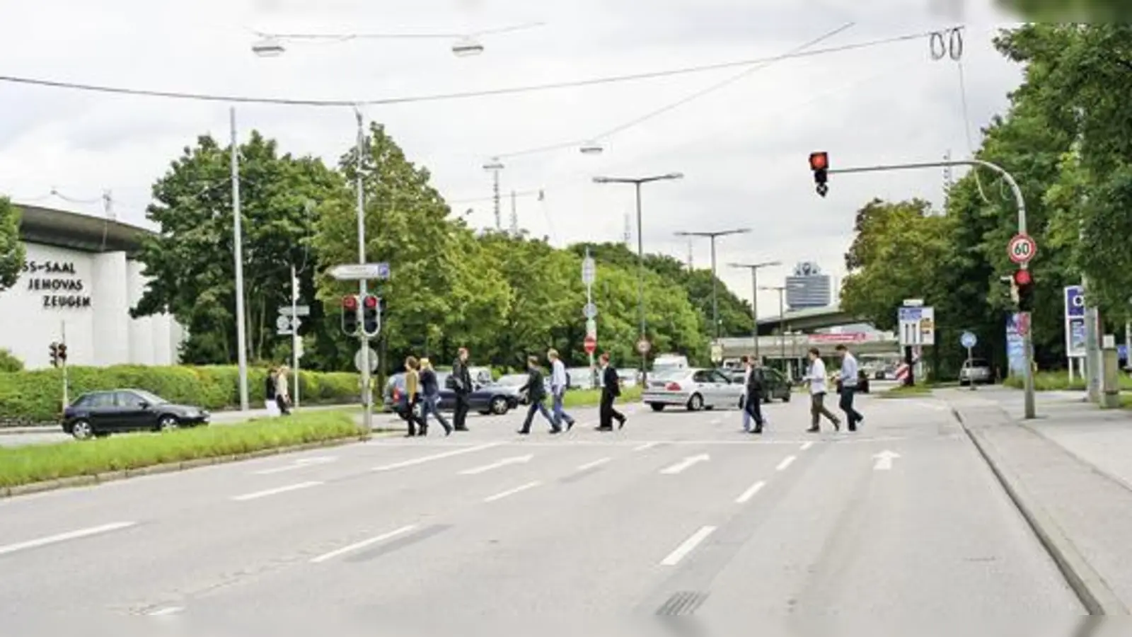Die Kreuzung am Georg-Brauchle-Ring/Riesstraße bleibt so erhalten wie sie ist. Die Stadt will lediglich zusätzliche Geh- und Radwege bauen.	 (Foto: ws)