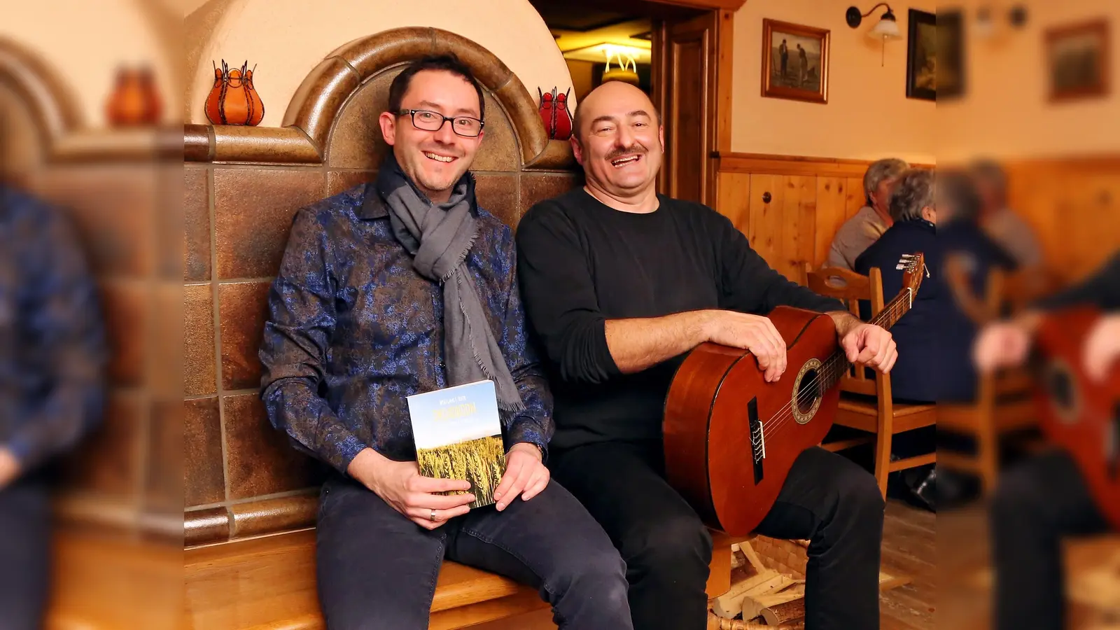 Wolfgang F. Hofer (li.) liest in der Isener Pfarrbücherei aus seinen Werken. Musikalisch wird er dabei von Gitarrist Albert Zimmerer und Harfenistin Lisa Lohmaier begleitet. (Foto: VA)