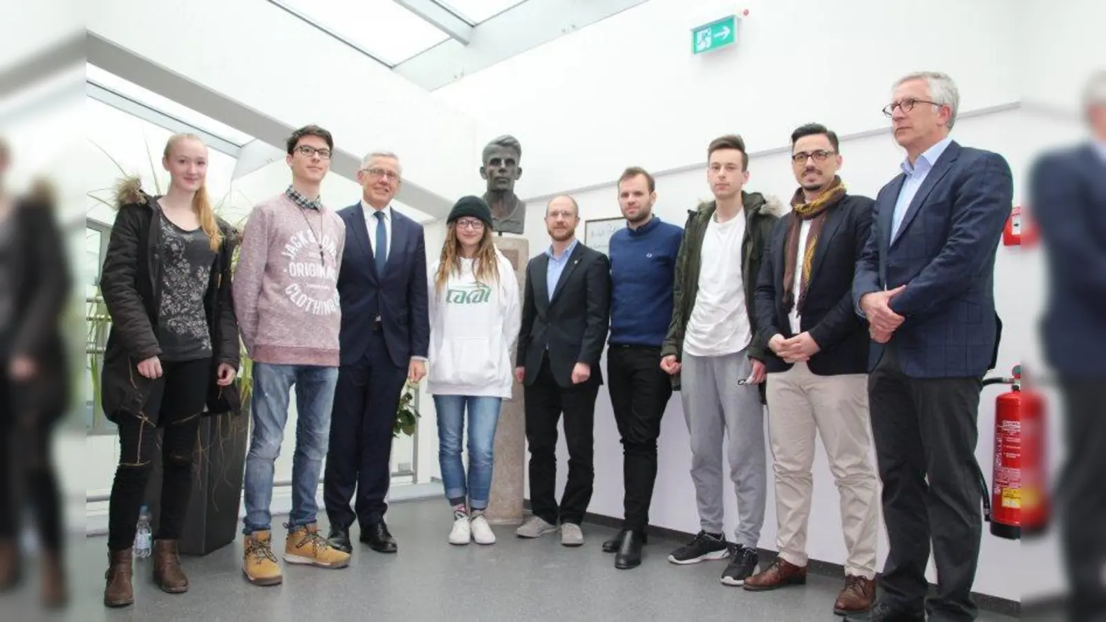 V.l.: Johanna Klügl, Clemens Hagemann, Schulleiter Peter Meyer, Laia Hafenbrädl, Aaron Buck, Matthias Lorenz, Niklas Zireis, Erkan Inan und Armin Käfer. (Foto: Huss-Weber)