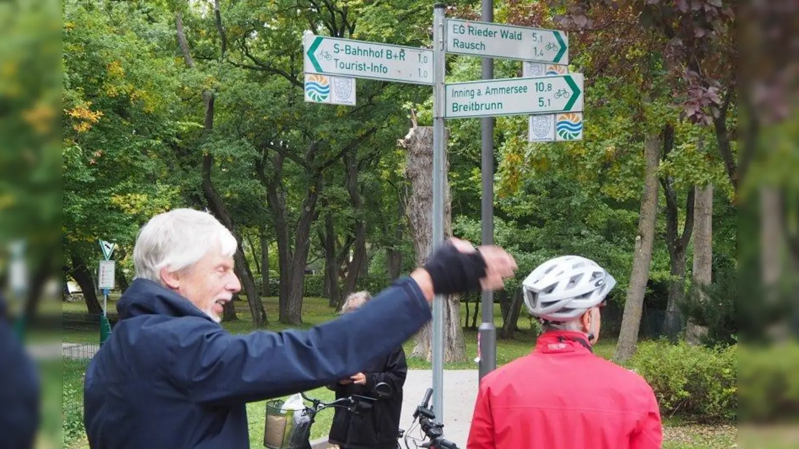 Brennpunkt Einmündung der Hechendorfer Straße in die Rieder Straße. Wer hier auf dem Radweg gerade aus fährt, landet in einer Sackgasse. (Foto: pst)