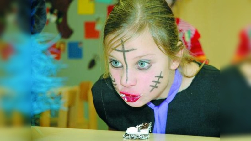 Beim Dickmann-Wettessen kam der Genuss zu kurz, aber alle KIK-Kids hatten ihren Spaß. (Foto: pi)