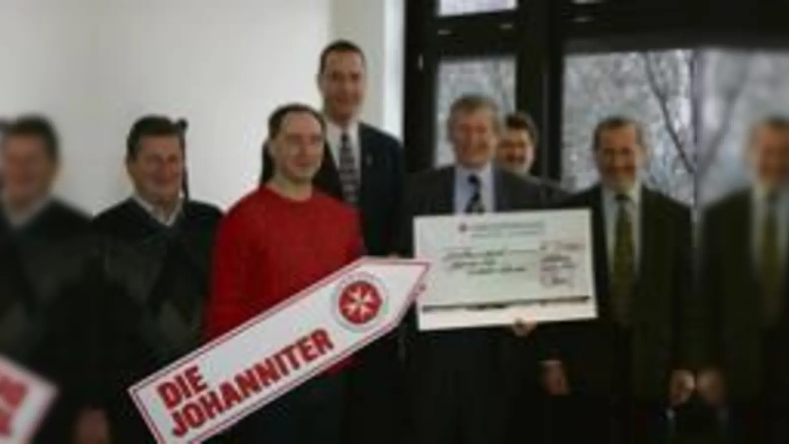 Glückliche Gesichter bei der Scheckübergabe.  (Foto: pa)