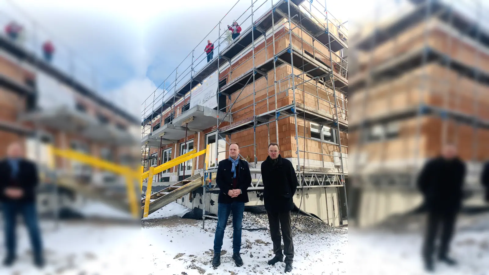 Landrat Robert Niedergesäß und Robert Decker beim Richtfest von der gleichnamigen Wohnbau GmbH vor dem Rohbau in Moosach.  (Foto: Landratsamt Ebersberg )