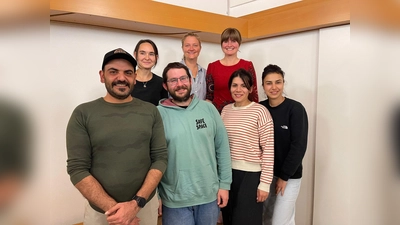 Der neue Elternbeirat: Eyüp Varli, Flo Ruffing, Cansu Gündogdu, Candan Kemahli (vorne v. l.), Yvonne Berchtold, Caro König, Katharina Groth (hinten v. l.). Nicht im Bild: Stephanie Stiegler. (Foto: Kinderhaus Nepomuk)