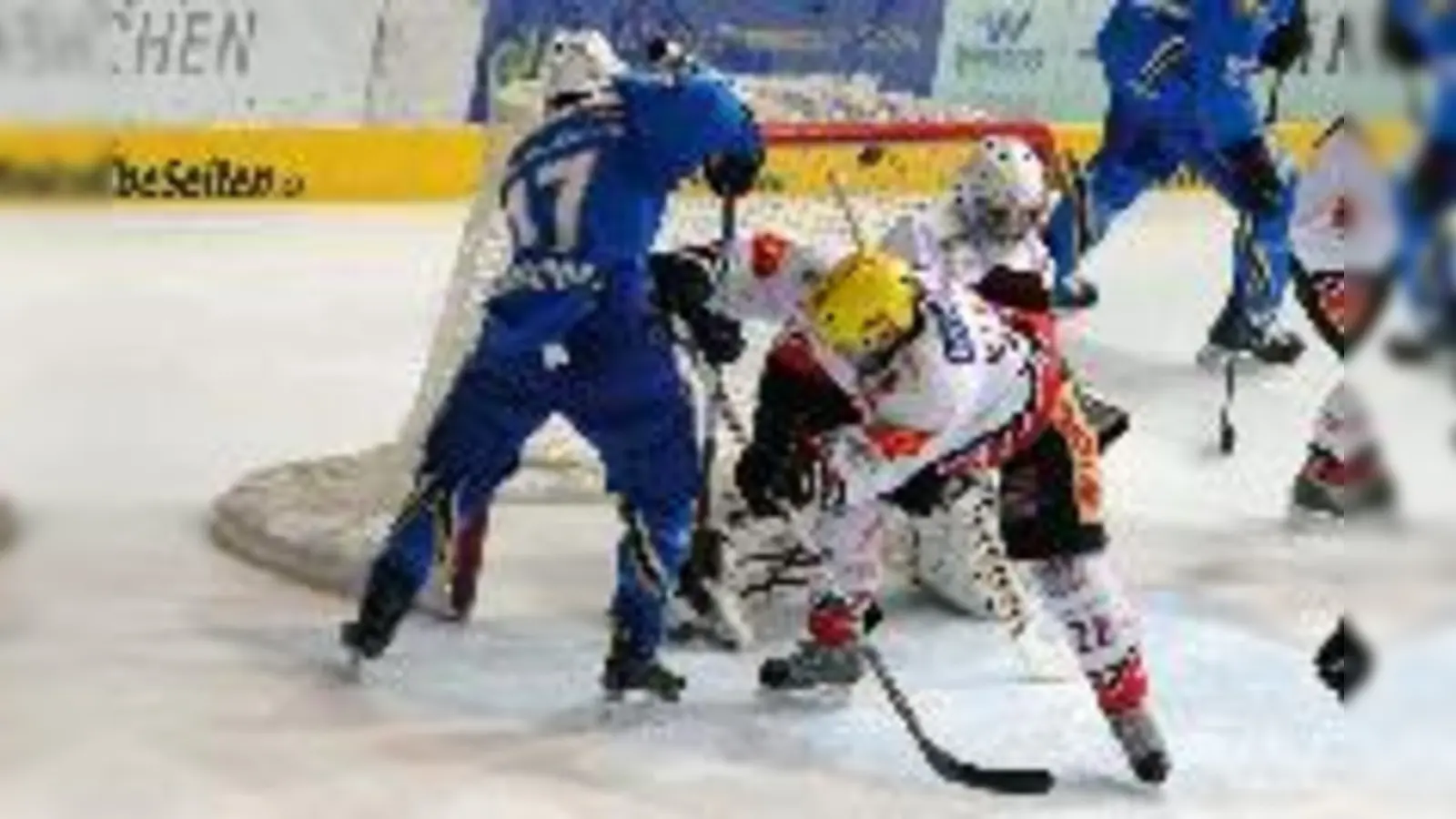 Eishockey ist Spielkultur. Manchmal ist es aber auch einfach nur harte Arbeit, wie Mike Kompon hier im Spiel gegen Bremerhaven beweist.	 (Foto: Heike Feiner)