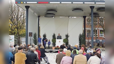 Viele Bürger folgten der Einladung der Gemeinde zur feierlichen Einweihung des neuen Bürgerplatzes.	 (Foto: VA)