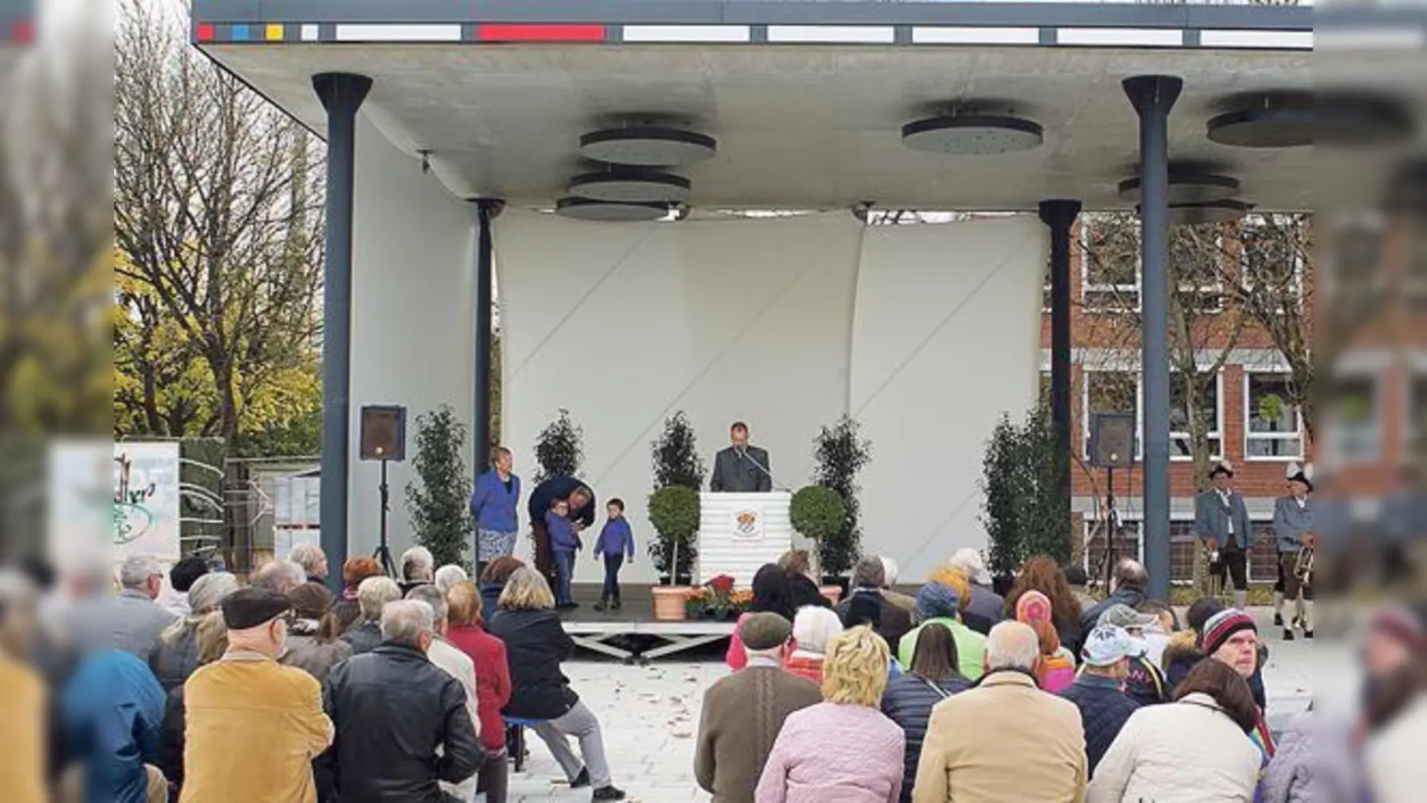 Viele Bürger folgten der Einladung der Gemeinde zur feierlichen Einweihung des neuen Bürgerplatzes.	 (Foto: VA)