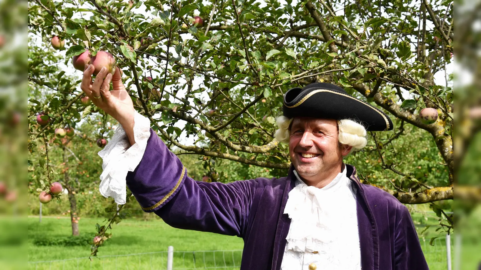 Stolz zeigt Hofgartenleiter Alexander Bauer in der Schleißheimer Obstarche einen Apfel, wie man ihn in keinem Supermarkt findet. (Foto: Alexander Bauer/ Schlösserverwaltung)