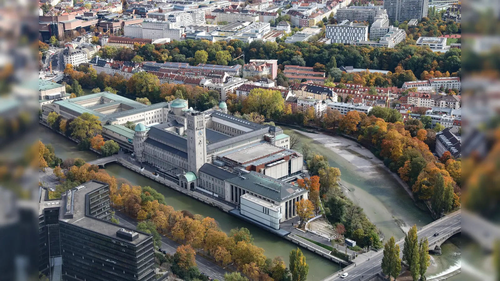 Auf eine per Smartphone-App geführte Tour begeben sich zehn Familien im Deutschen Museum. Sie testen die App und füllen danach einen Fragebogen dazu aus und beantworten Fragen.  (Foto: © Bernd Wackerbauer )