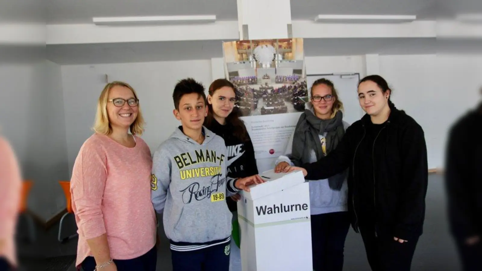 Ein Lehrstück an Demokratie und Wahlverständnis: Christina Pöckl (l.) mit den Wahlhelfern für die „Junior”-Wahl an der Peslmüller-Mittelschule. (Foto: us)