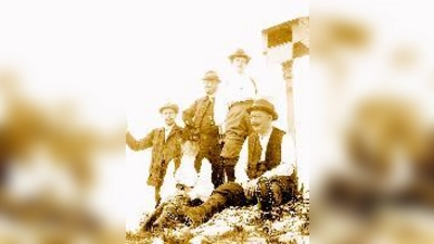 Bergsteiger posieren auf dem Gipfel, 1900 aufgenommen.	 (Foto: Archiv des Dt. Alpenvereins, München)