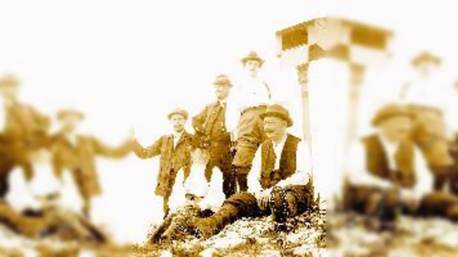 Bergsteiger posieren auf dem Gipfel, 1900 aufgenommen.	 (Foto: Archiv des Dt. Alpenvereins, München)