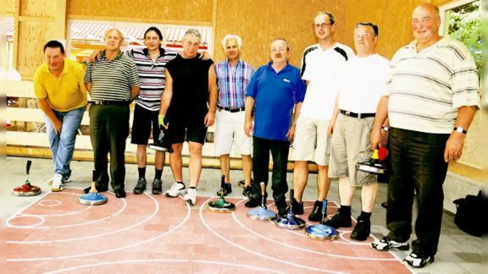 Ernst Attenberger und Franz Ostermeier (v.li.) und ihre Mannschaftskollegen vom SC Grüne Heide Ismaning nutzen mit Schwung die neuen Halle aus. 	 (Foto: ks)