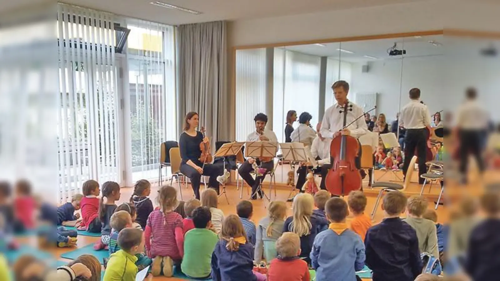 Aufmerksam und gespannt ließen sich die kleinen Zuhörer vom Streichquartett der Münchner Philharmoniker das Zusammenspiel erklären.	 (Foto: MVHS)