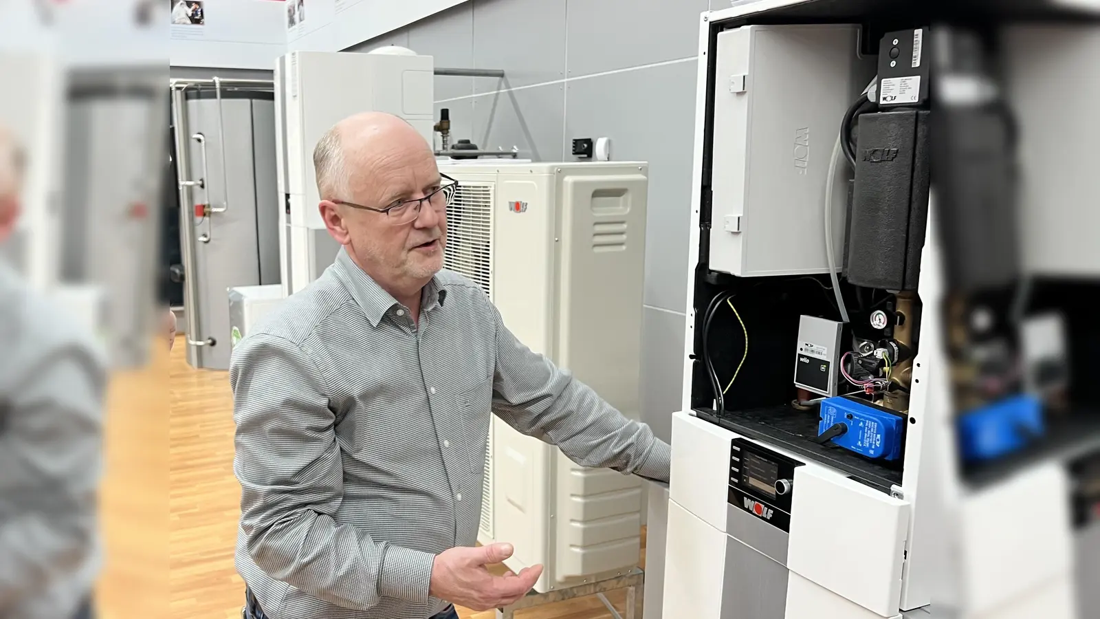 Georg Ziegltrum erklärt die Funktion von Wärmepumpen.  (Foto: Rainer Teschner)