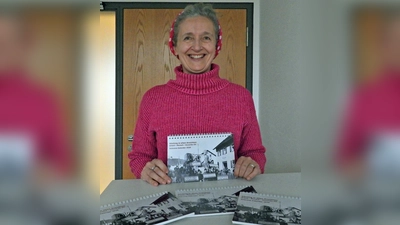 So sieht er aus: Gemeindearchivarin Ursula Lochner freut sich über den Zeitreise-Kalender 2026. (Foto: Ursula Lochner/Gemeindearchivarin)