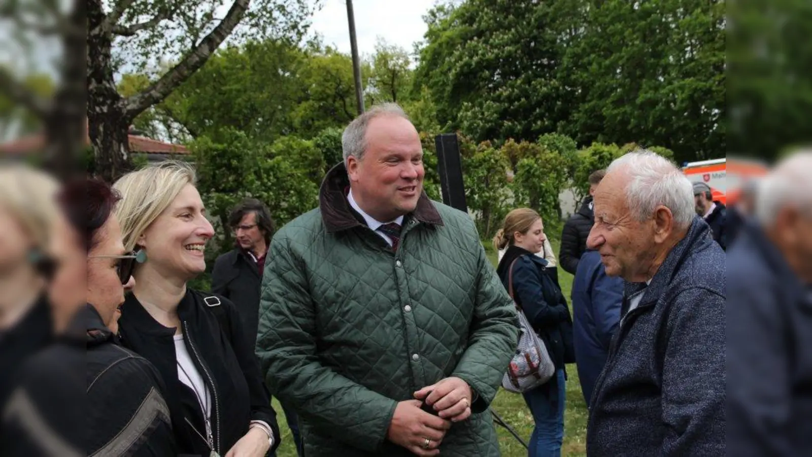 Alte Bekannte: Überlebender Max Volpert (r.) begrüßte Landrat Christoph Göbel und Geschichtslehrerin Angelika Lawo. Links im Bild Tali Landsmann, Tochter des verstorbenen Chaim Melech. (Foto: us)