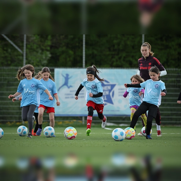 Mädchen an den Ball beim Training. (Foto: BIKU gGmbH, Fotograf Bernd Feil)