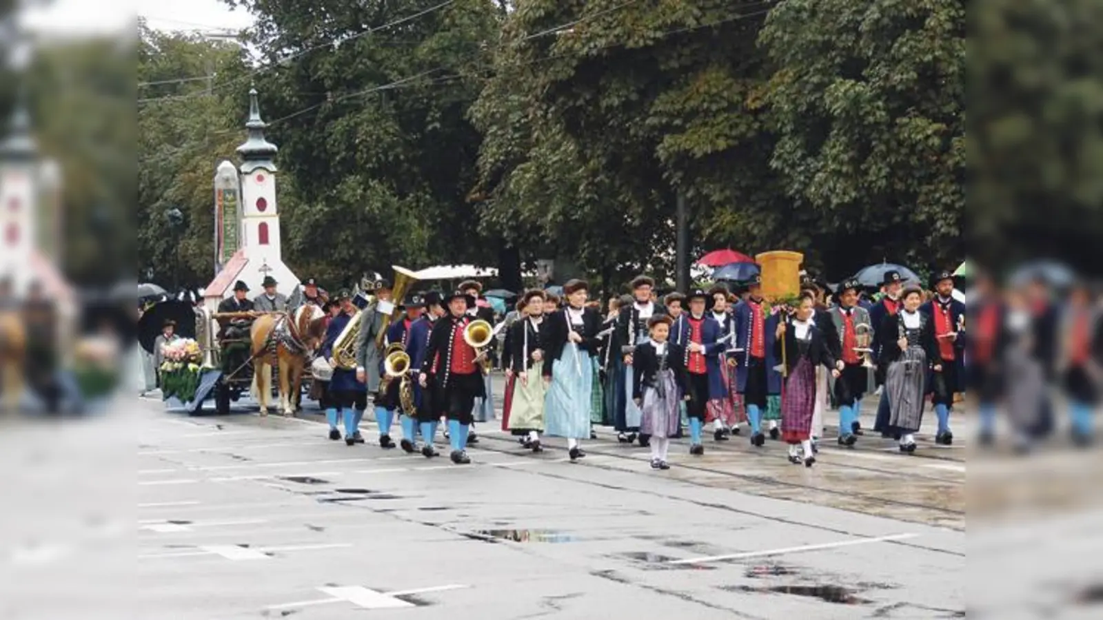 Die Plieninger maschierten beim Trachten- und Schützenzug durch die Straßen Münchens. 	 (Foto: Georg Rittler)