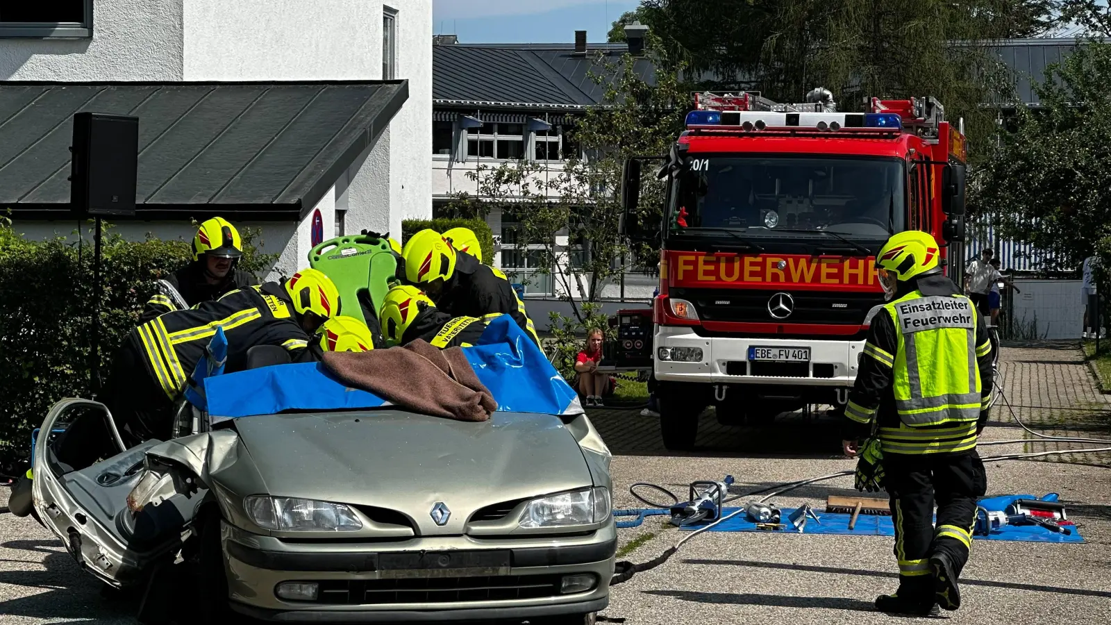 Bei der Aktion „Rausch &amp; Risiko” wurde den Schülern der Realschule Vaterstetten sehr eindringlich vor Augen geführt, wie fatal eine Autofahrt unter dem Einfluss von Alkohol und Drogen enden kann.  (Foto: Hans-Rudolf Schulz)