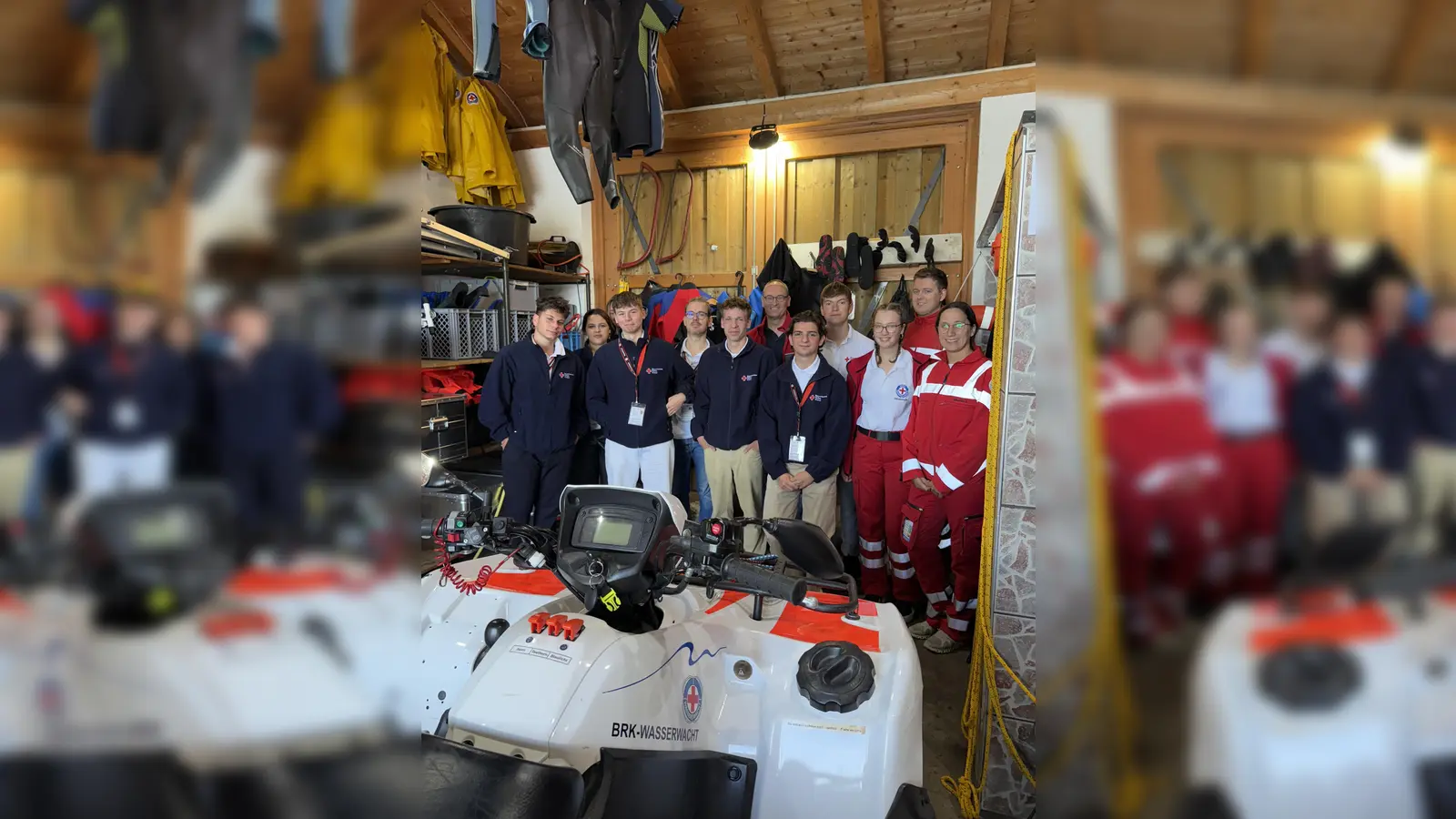 Die Fundraiser in der Wasserwacht mit Bernhard Seidenath (hinten Mitte) und Florian Ferstl (2. v. r.) von der Wasserwacht. (Foto: BRK - Kreisverband Dachau)