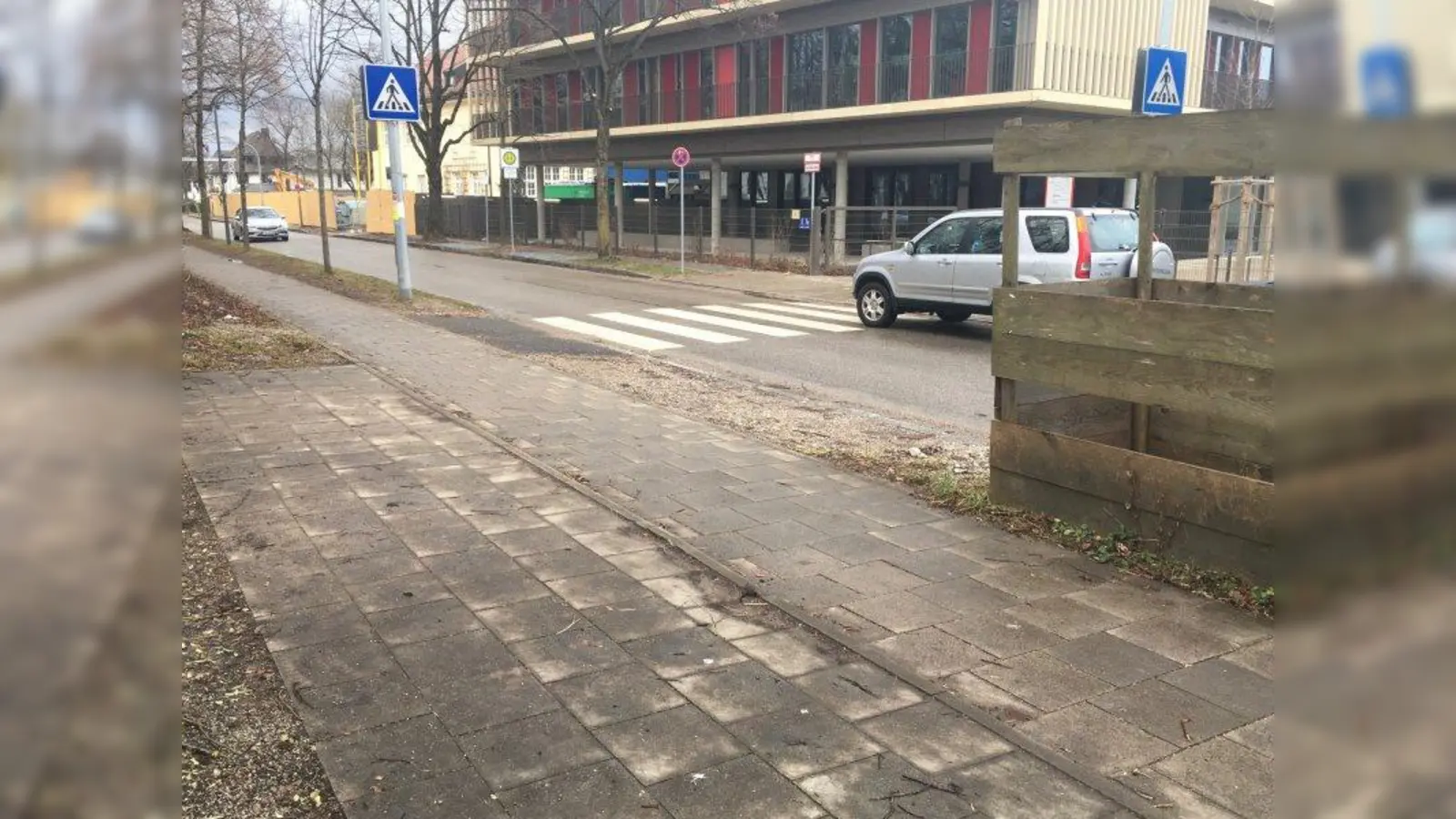 Gegenüber der Grandlschule  könnte der erste Standort für eine Unterflur-Wertstoffinsel im Stadtbezirk sein. Der BA 21 lässt die Voraussetzungen derzeit überprüfen. (Foto: us)