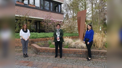Bürgermeisterin Brigitte Kössinger begrüßte Jutta Hagel (links) als Einrichtungsleiterin und Andrea Jentsch (rechts) als Verwaltungsleiterin des Mädchenheims Gauting. (Foto: Caritas)