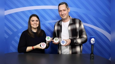 Auf den FFC Wacker München wartet auf dem Weg ins Pokalfinale mit dem SV Weinberg eine hohe Hürde. Romy Schwaiger (links) loste die Partien aus. (Foto: BFV/Philipp Schmatloch)