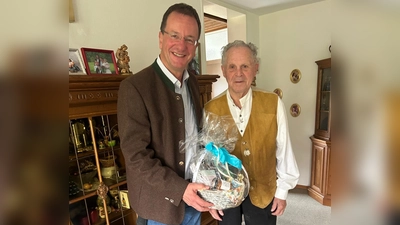 Oberbürgermeister Andreas Haas gratuliert Egon Spachtholz zum 100. Geburtstag. (Foto: Stadt Germering)