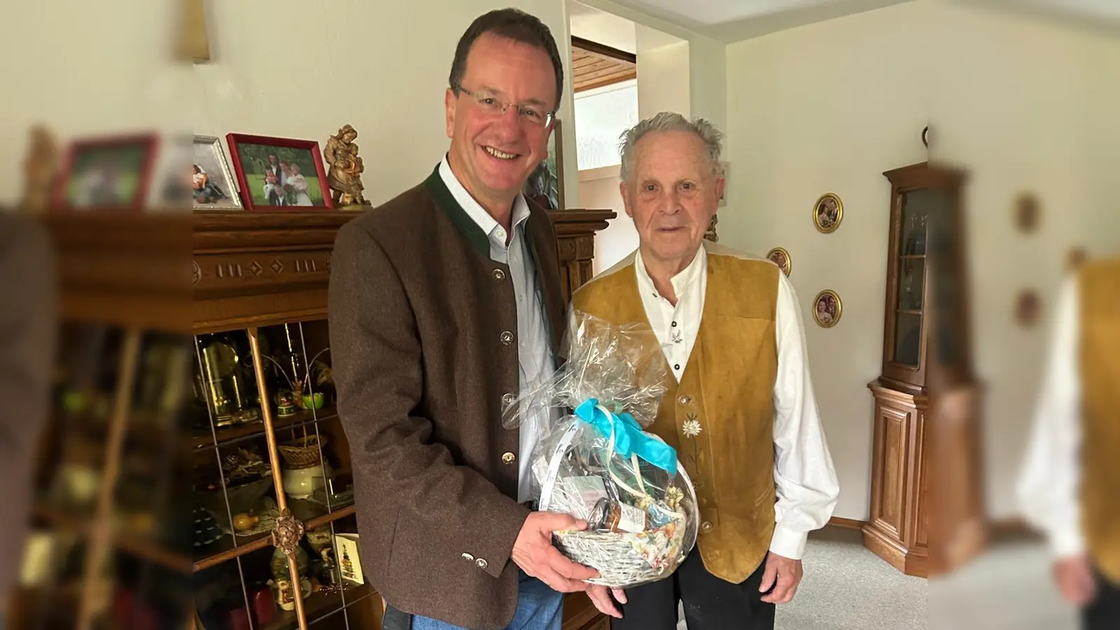 Oberbürgermeister Andreas Haas gratuliert Egon Spachtholz zum 100. Geburtstag. (Foto: Stadt Germering)