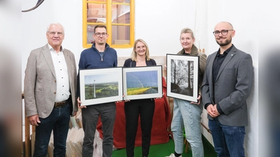 Bei der Preisverleihung (v.l.): Walter Brilmayer (stellvertretender Landrat), Benedikt Altschuh (1. Platz), Patricia Henke (2. Platz), Petra Spanier (3. Platz) und Benedikt Hehn (Klimafolgenanpassungsmanager). (Foto: Landratsamt Ebersberg)