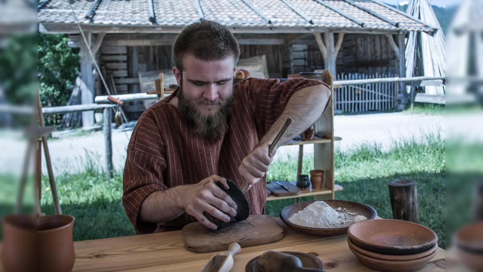 Das Salz wird aus den Töpfen geschabt. (Foto: Markus Wasmeier)