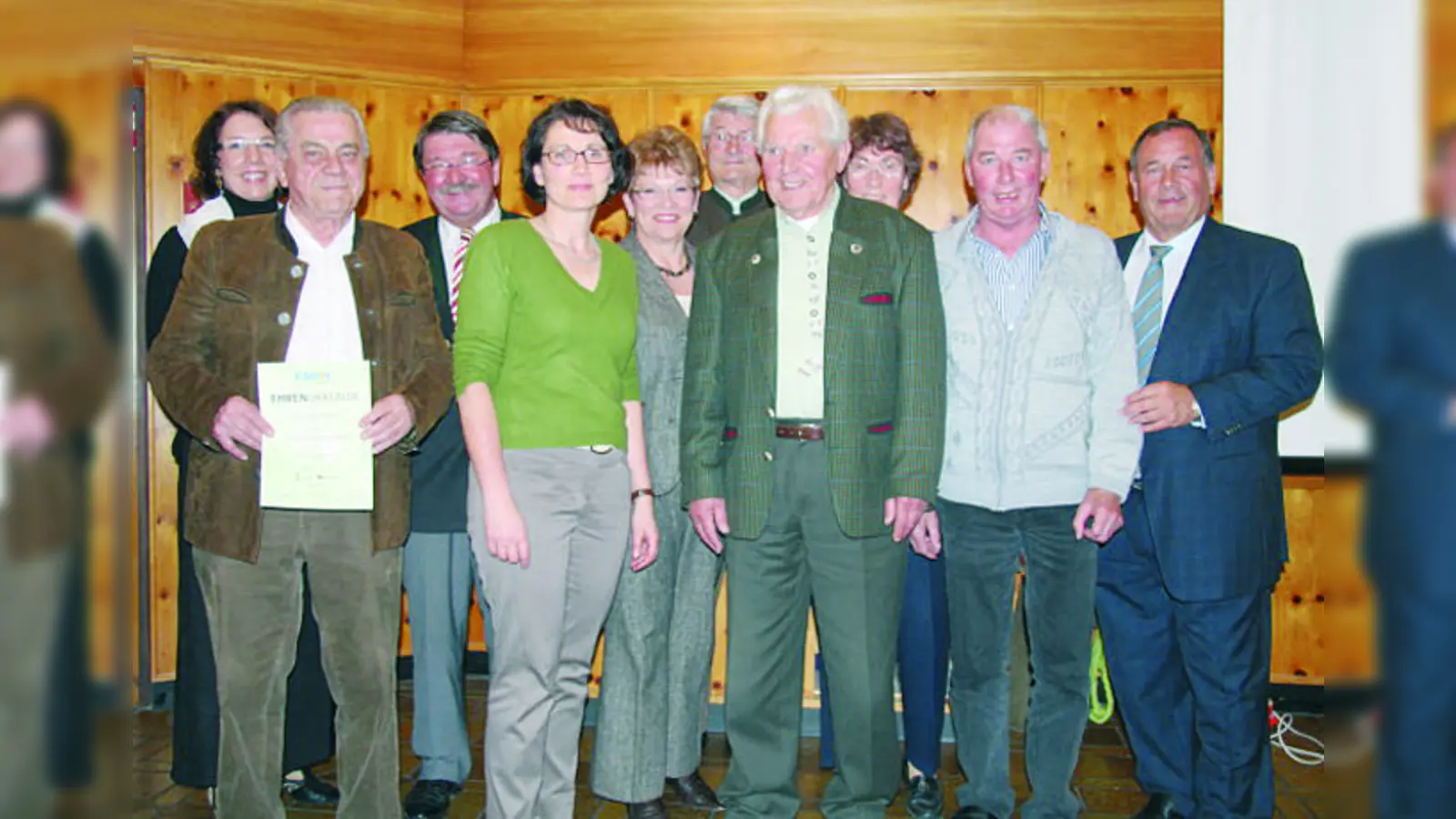 Anke Dreier, Josef Krenn, Landrat Hansjörg Christmann, Susanne Offenbeck, Igrid Brünich, Richard Roth, Xaver Luttner, Elfriede Werner, Dietmar Beck und Ortsvorsitzender Bernhard Gaigl (v.l.). (Foto: pi)