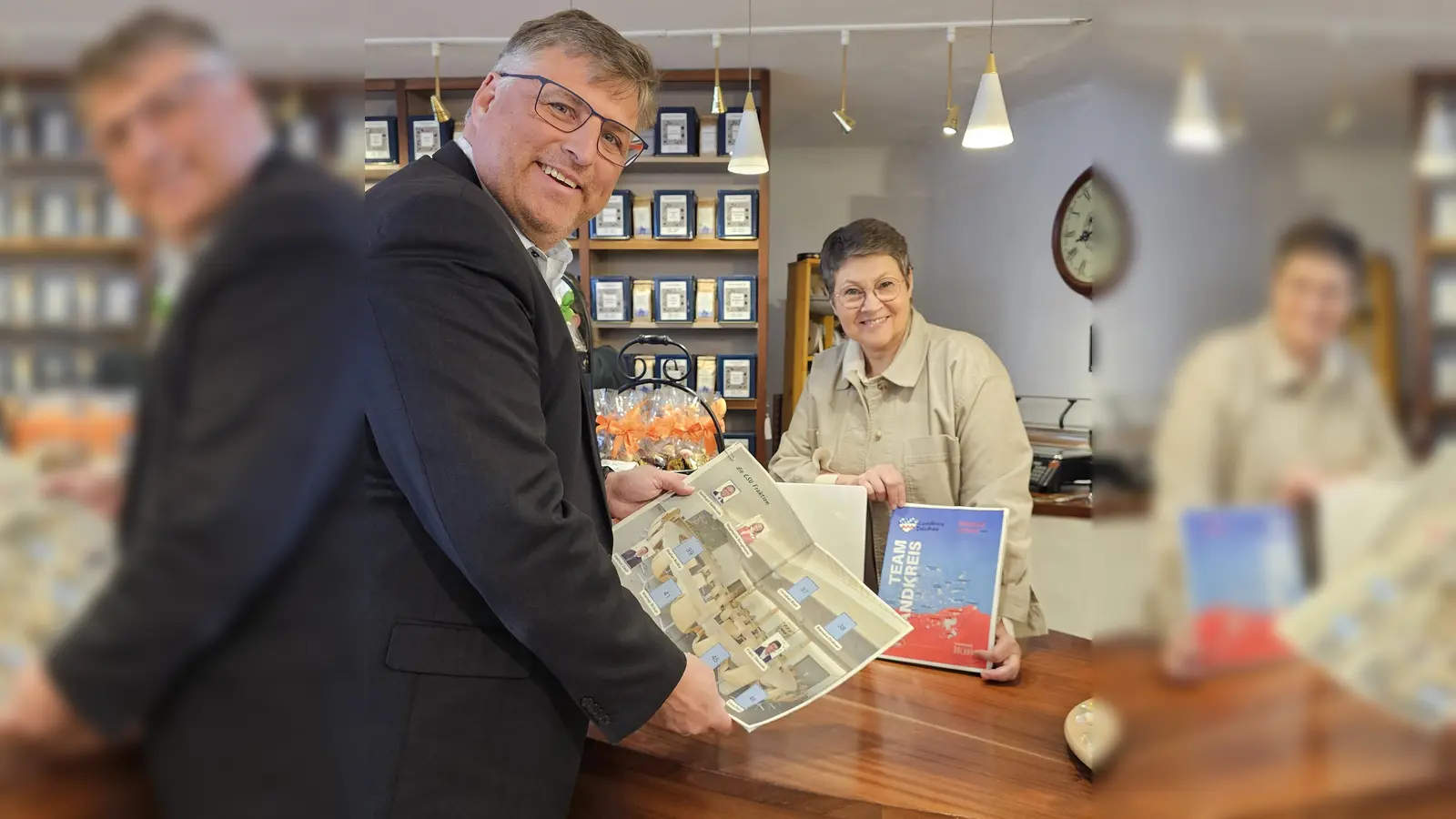 Landrat Stefan Löwl und Isabel Seeber, Vorstand Dachau Handelt, freuen sich über das neue Stickeralbum. (Foto: LRA Dachau, Sina Török)
