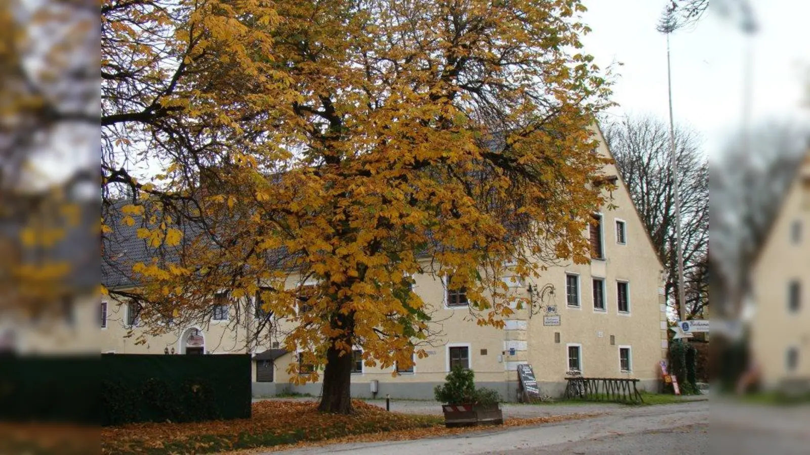 Idyllisch aber derzeit verwaist - das ehemalige Wirtshaus. (Foto: pst)