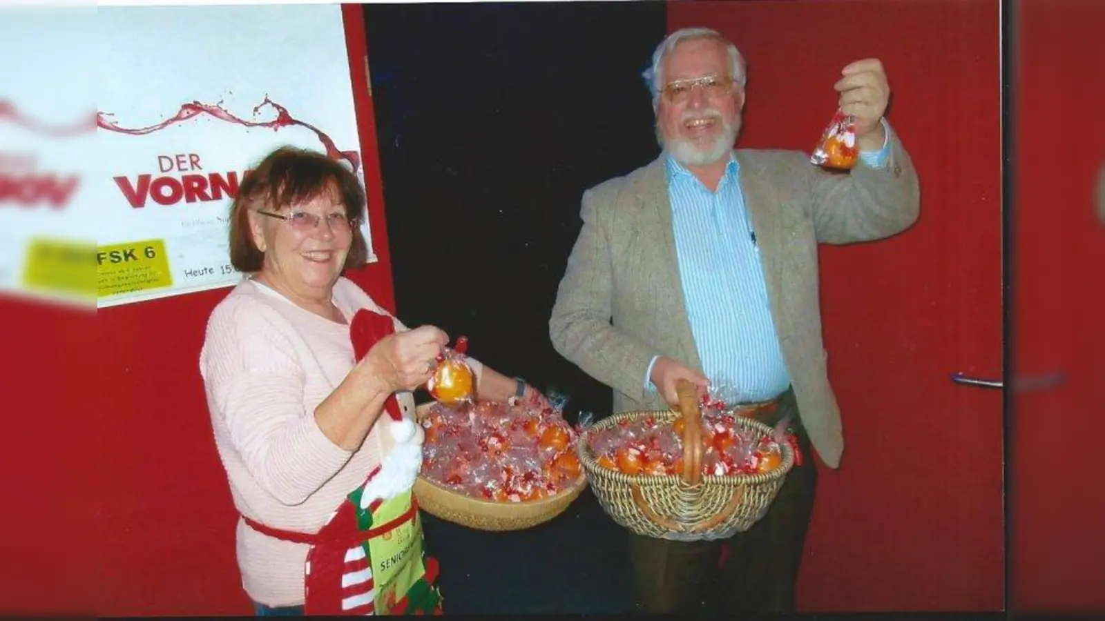 Hella Büttrich und Bernhard Feilzer vom Seniorenbeirat zeigen die „Geschenke“ für die Kinobesucher. (Foto: Seniorenbeirat Gilching)