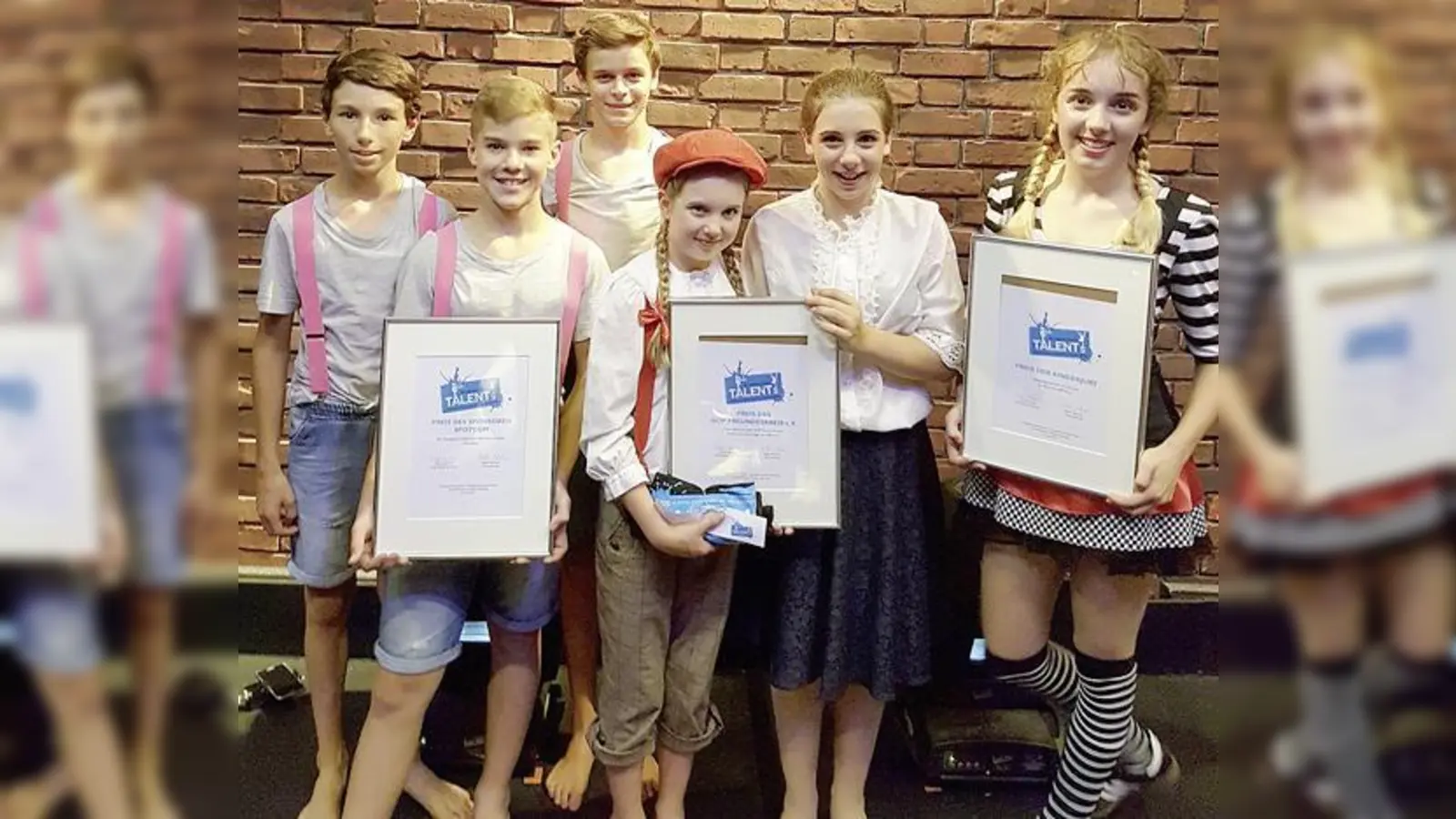 Die Gewinner von TALENTs 2017: Emma und Maja (3. u. 2. v. re.) aus Aufkirchen gewannen den GOP Sonderpreis und sind demnächst bei einer GOP Showpremiere mit einem Gastauftritt zu sehen.	 (Foto: GOP)