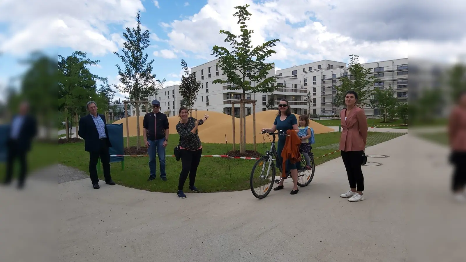 SPD Mitglieder Gerhard Fuchs, Michael Welzel, Eva Blomberg, Susan Beer und Kathrin Aftahy (v.l.n.r.) auf Entdeckungstour im neuen Truderinger Wohnquatier an der Ecke Feldbergstraße / Wasserburger Landstraße. (Foto: SPD Trudering)