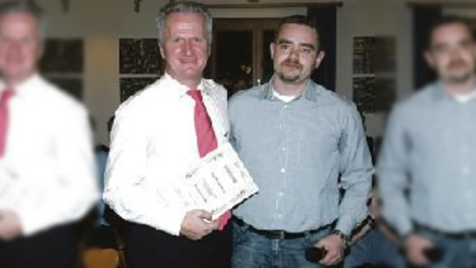 Erste Amtshandlung nach dem Wechsel: Der neue Vorsitzende Andreas Hobmeier ernennt Helmut Horst zum Ehrenvorsitzenden des FCI.	  (Foto: ba)