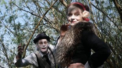 Markus Hummel und Sonja Graf spielen „Das Krokodil im Kasten”, führen Regie und haben das Buch zu dem Stück geschrieben. (Foto: S & W. Kunst)
