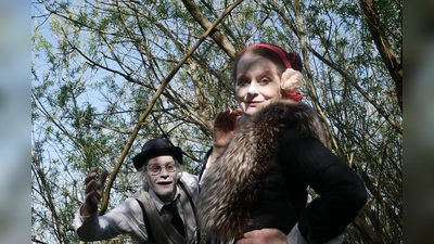 Markus Hummel und Sonja Graf spielen „Das Krokodil im Kasten”, führen Regie und haben das Buch zu dem Stück geschrieben. (Foto: S & W. Kunst)