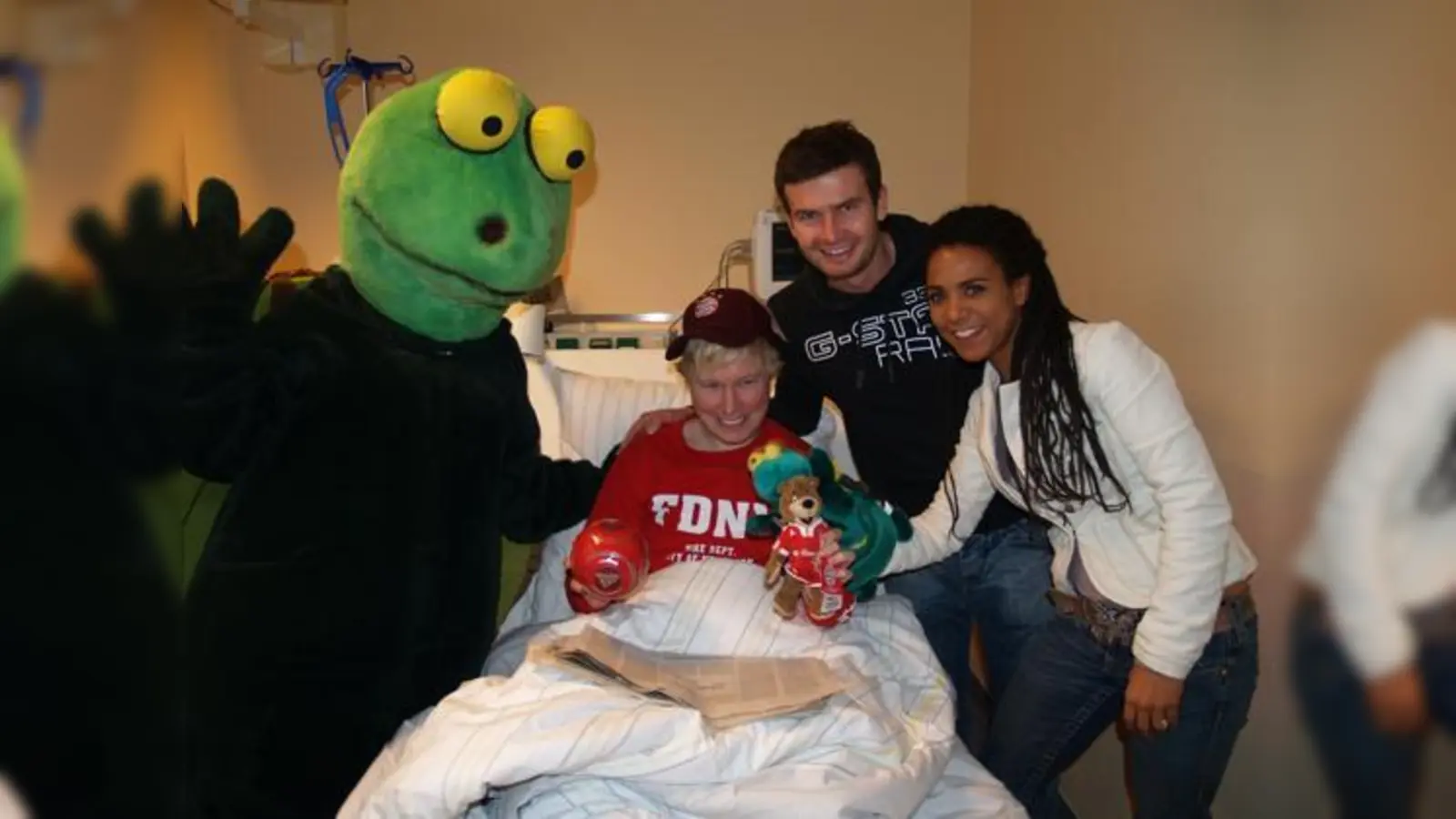 Für Abwechslung am Krankenbett sorgten Schildkröte Kiddy, Bayern-Spieler Andi Görlitz und Schauspielerin Laura Schneider.  (Foto: sm)