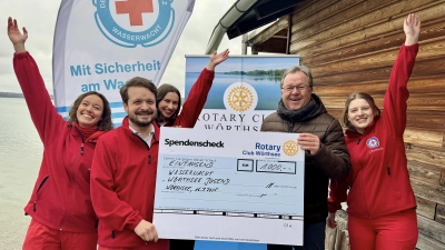 Rotary-Präsident Holger Hamann überreichte den symbolischen Spendenscheck an das Jugendleitungsteam der Wasserwacht. (Foto: Rotary Club Wörthsee)