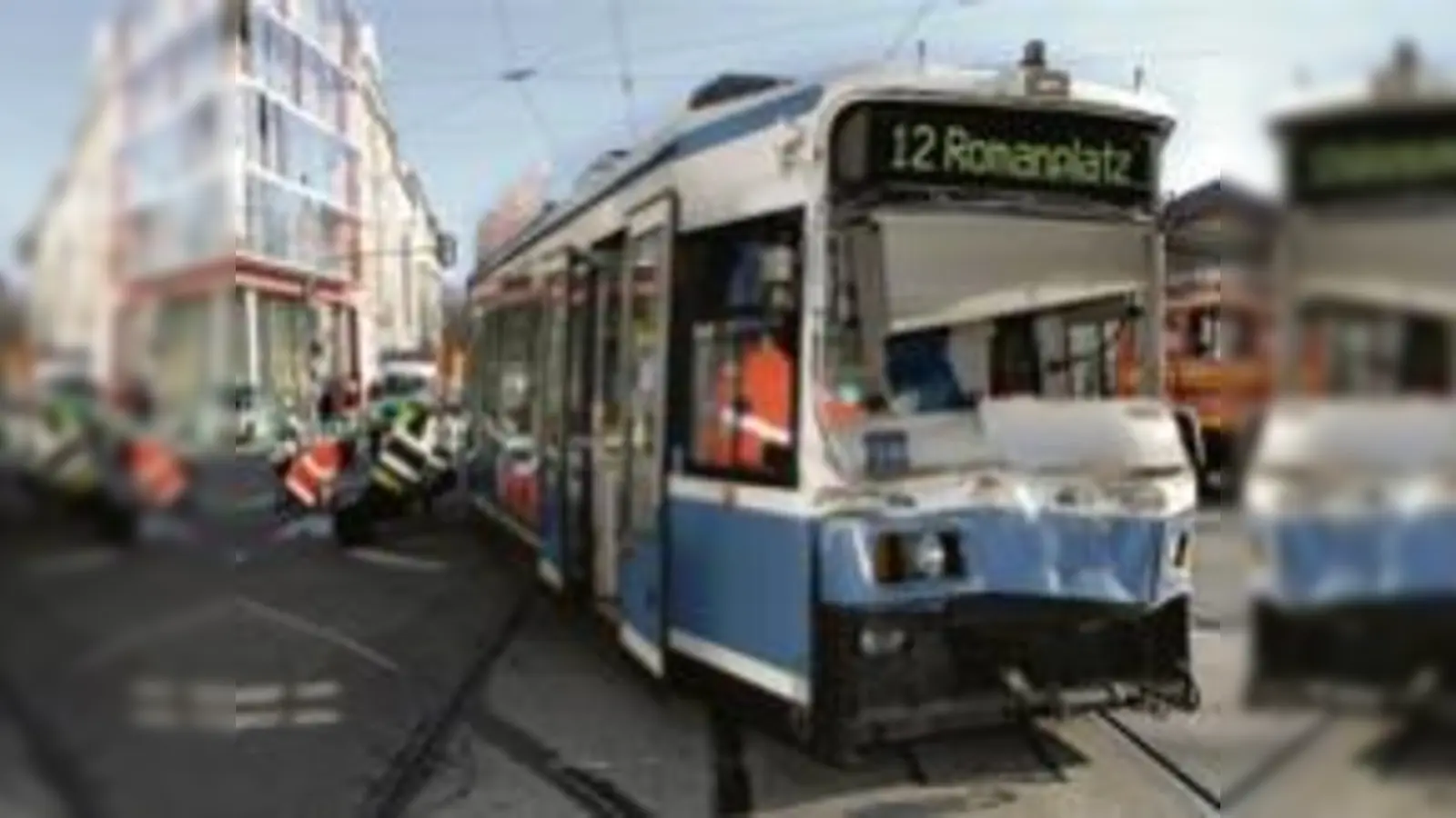 Mit Hilfe einer Seilwinde hievten die Schwabinger Feuerwehrleute die entgleiste Tram wieder auf die Gleise.   (Foto: Feuerwehr)