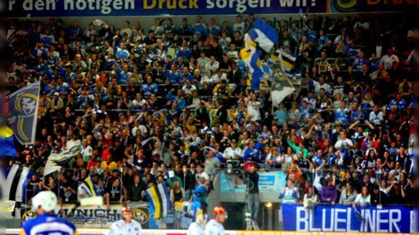 Der EHC braucht die Fans. Einige Fangruppen aber können sich mit so mancher Entscheidung des EHC nicht identifizieren und sind verstimmt.	 (Foto: Oliver Rabuser)