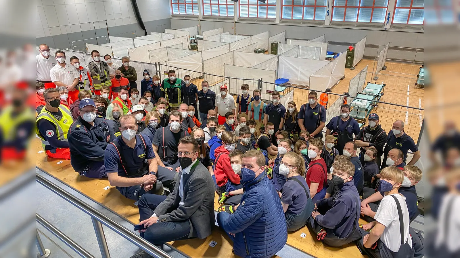 Rund 70 ehrenamtliche Helfer von mehreren Feuerwehren und BRK-Bereitschaften sowie dem Technischen Hilfswerk haben am Wochenende geholfen, die Rathausturnhalle in Gilching für Menschen aus der Ukraine herzurichten.  (Foto: Landratsamt Starnberg)