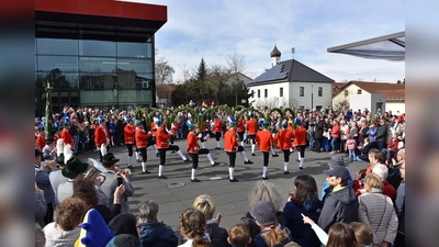 Die Ismaninger Schäffler tanzten am Faschingssonntag bei einem Hauch von Frühling vor dem Bürgerhaus der Nachbargemeinde Unterföhring. (Foto: Gemeinde Unterföhring/foe)