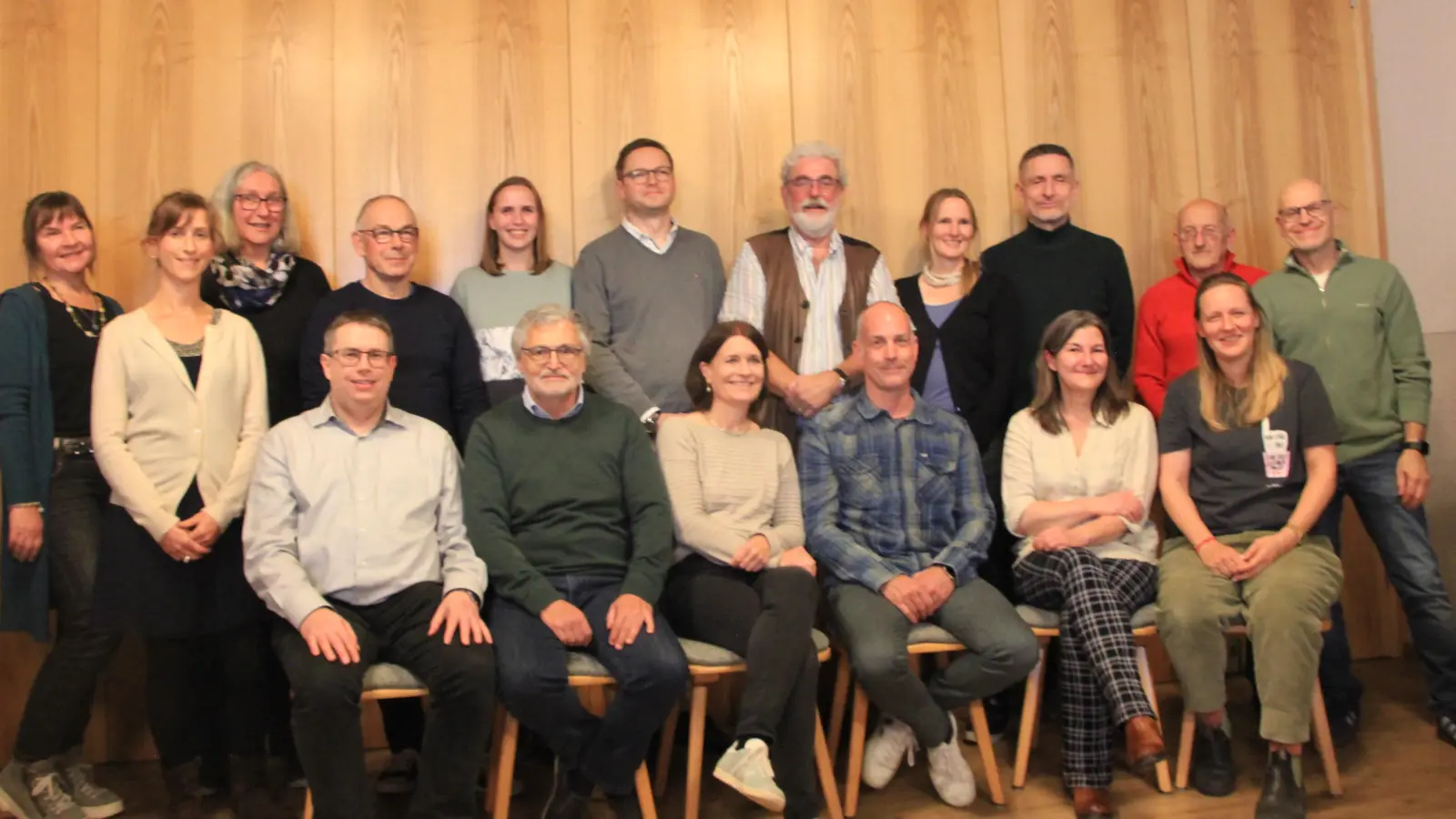 Stehend von links: Rita Lehmann, Veronika Kürzinger, Christine Stadler, Reinhard Stadler, Julia Grasmeier, Peter Schneider-Doll, Martin Heimerl, Regina Stranninger, Michael Lankes, Elmar Streifinger, Gerhard Seemüller;<br>sitzend von links: Florian Socher, Hans Wessner, Susanne Seemüller, Florian Conrad, Doris Schwarz, Franziska Wörz. (Foto: Wählergruppe Um(welt)denken)