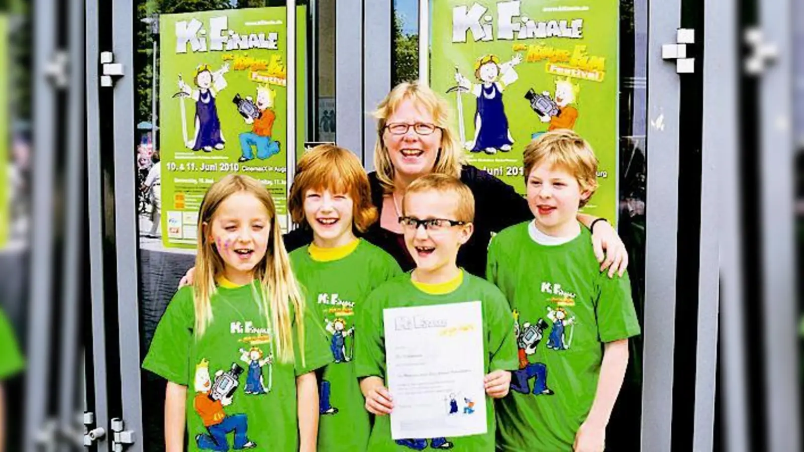 Unterschleißheimer Montessori-Filmcrew mit Lehrerin Tina Kornherr.	 (Foto: VA)